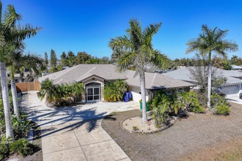 Villa ou maison à vendre à Punta Gorda, Floride: 3 chambres, 212.1 m2 № 2210313 - photo 2