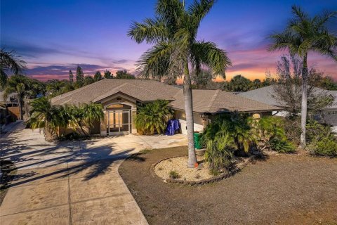 House in Punta Gorda, Florida 3 bedrooms, 212.1 sq.m. № 2210313