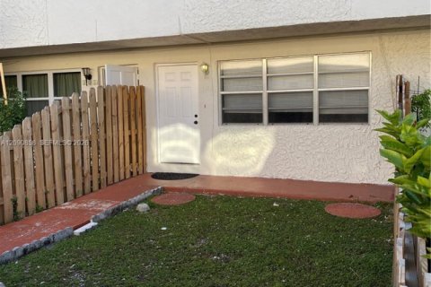 Touwnhouse à louer à Miami, Floride: 2 chambres, 99.87 m2 № 2376011 - photo 2