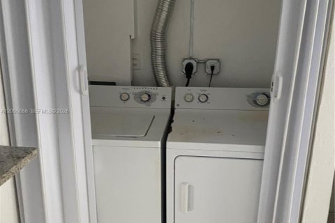 Touwnhouse à louer à Miami, Floride: 2 chambres, 99.87 m2 № 2376011 - photo 16