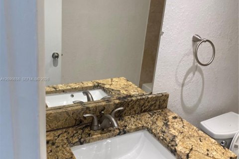 Touwnhouse à louer à Miami, Floride: 2 chambres, 99.87 m2 № 2376011 - photo 9