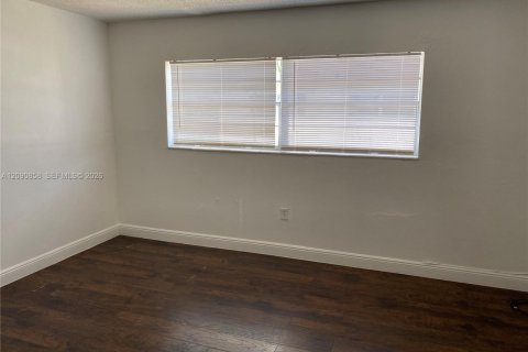 Touwnhouse à louer à Miami, Floride: 2 chambres, 99.87 m2 № 2376011 - photo 13