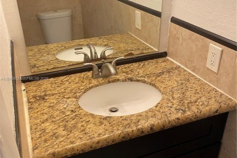 Touwnhouse à louer à Miami, Floride: 2 chambres, 99.87 m2 № 2376011 - photo 17