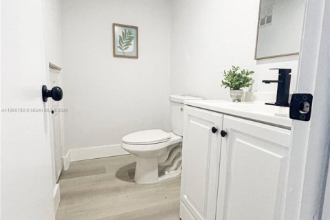 Adosado en venta en Hialeah, Florida, 2 dormitorios, 139.35 m2 № 1891861 - foto 12