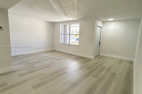 Adosado en venta en Hialeah, Florida, 2 dormitorios, 139.35 m2 № 1891861 - foto 15
