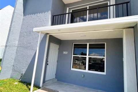 Adosado en venta en Hialeah, Florida, 2 dormitorios, 139.35 m2 № 1891861 - foto 2