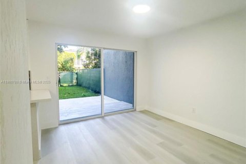 Adosado en venta en Hialeah, Florida, 2 dormitorios, 139.35 m2 № 1891861 - foto 10