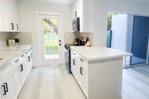 Adosado en venta en Hialeah, Florida, 2 dormitorios, 139.35 m2 № 1891861 - foto 6