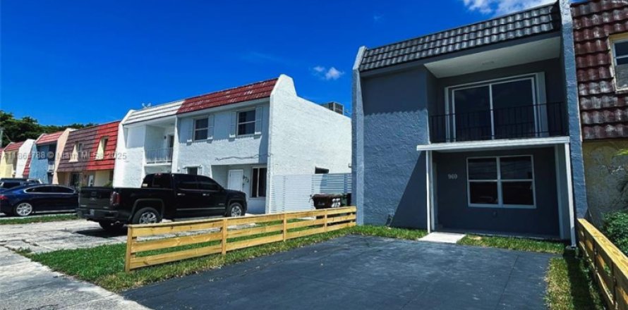 Adosado en Hialeah, Florida 2 dormitorios, 139.35 m2 № 1891861