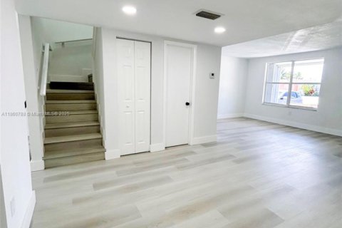 Adosado en venta en Hialeah, Florida, 2 dormitorios, 139.35 m2 № 1891861 - foto 11