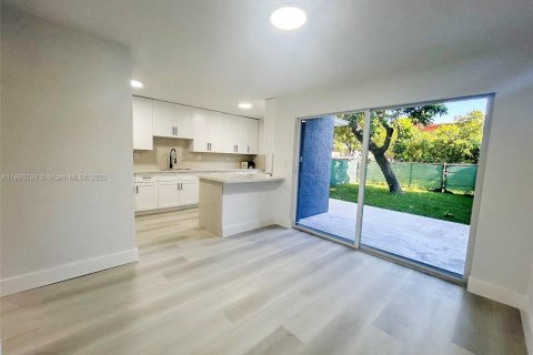 Adosado en venta en Hialeah, Florida, 2 dormitorios, 139.35 m2 № 1891861 - foto 7