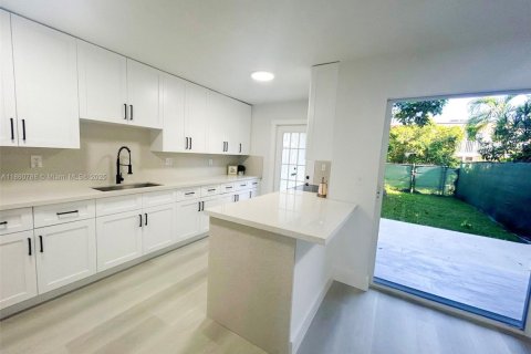 Adosado en venta en Hialeah, Florida, 2 dormitorios, 139.35 m2 № 1891861 - foto 8
