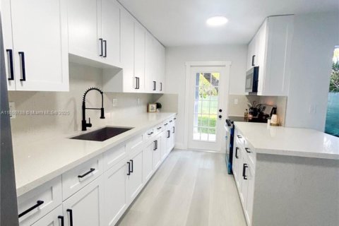 Adosado en venta en Hialeah, Florida, 2 dormitorios, 139.35 m2 № 1891861 - foto 5