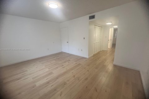 Condominio en alquiler en Surfside, Florida, 2 dormitorios, 107.77 m2 № 1942053 - foto 9