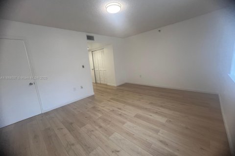 Copropriété à louer à Surfside, Floride: 2 chambres, 107.77 m2 № 1942053 - photo 8