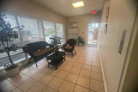 Condominio en alquiler en Surfside, Florida, 2 dormitorios, 107.77 m2 № 1942053 - foto 1
