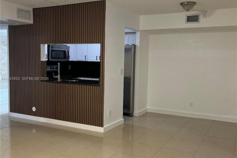 Apartment in Sunrise, Florida 2 bedrooms, 70.61 sq.m. № 1999903 - photo 2