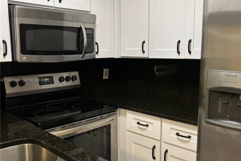 Apartment in Sunrise, Florida 2 bedrooms, 70.61 sq.m. № 1999903