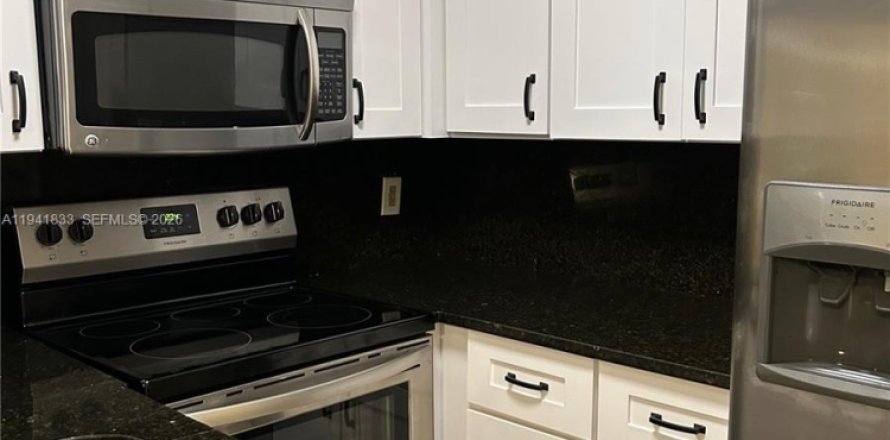 Apartment in Sunrise, Florida 2 bedrooms, 70.61 sq.m. № 1999903