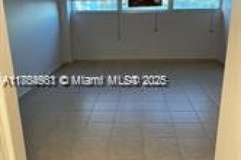 Condo in North Miami, Florida, 1 bedroom  № 1891811 - photo 18