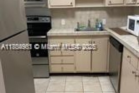 Condo in North Miami, Florida, 1 bedroom  № 1891811 - photo 15