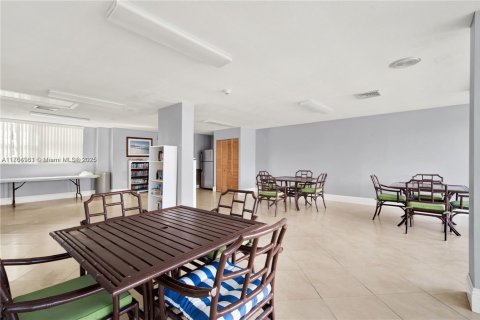 Condo in North Miami, Florida, 1 bedroom  № 1891811 - photo 29