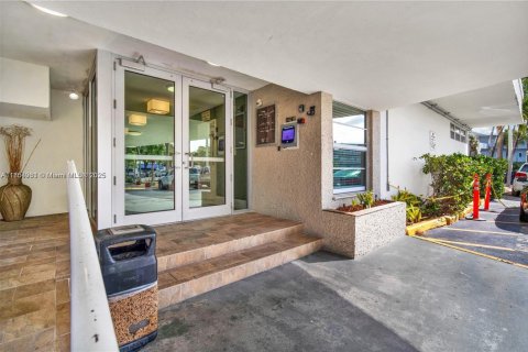 Condo in North Miami, Florida, 1 bedroom  № 1891811 - photo 4
