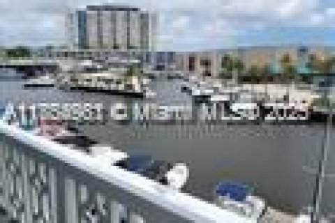 Condo in North Miami, Florida, 1 bedroom  № 1891811 - photo 9