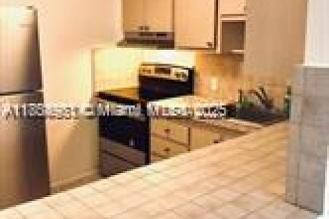 Condo in North Miami, Florida, 1 bedroom  № 1891811 - photo 16