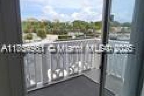 Condo in North Miami, Florida, 1 bedroom  № 1891811 - photo 11