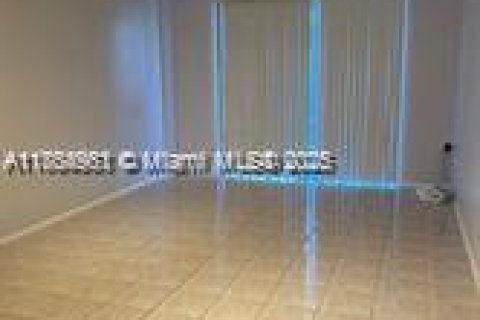 Condo in North Miami, Florida, 1 bedroom  № 1891811 - photo 13