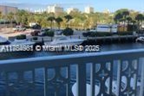 Condo in North Miami, Florida, 1 bedroom  № 1891811 - photo 8