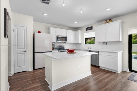 Villa ou maison à louer à Lauderdale Lakes, Floride: 4 chambres, 213.58 m2 № 2084425 - photo 6