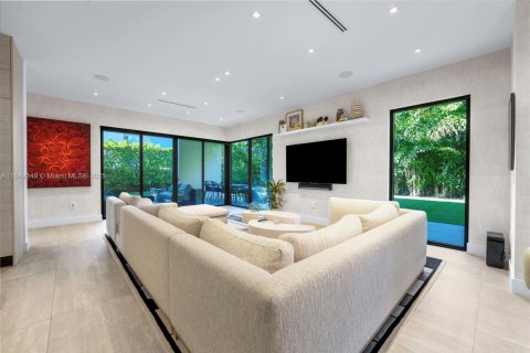 House in Miami, Florida 6 bedrooms, 470.83 sq.m. № 1874725 - photo 22