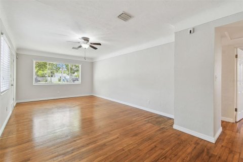 House in Saint Petersburg, Florida 4 bedrooms, 198.63 sq.m. № 1685058 - photo 6