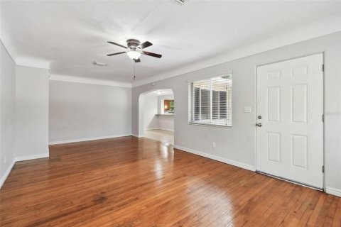 House in Saint Petersburg, Florida 4 bedrooms, 198.63 sq.m. № 1685058 - photo 9