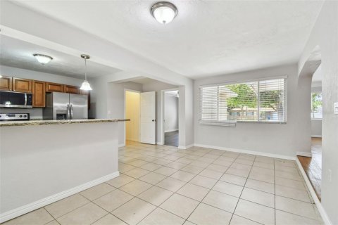 House in Saint Petersburg, Florida 4 bedrooms, 198.63 sq.m. № 1685058 - photo 13