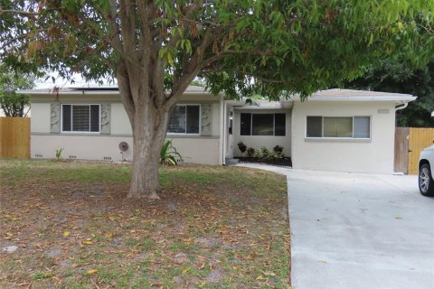 House in Saint Petersburg, Florida 4 bedrooms, 198.63 sq.m. № 1685058 - photo 1