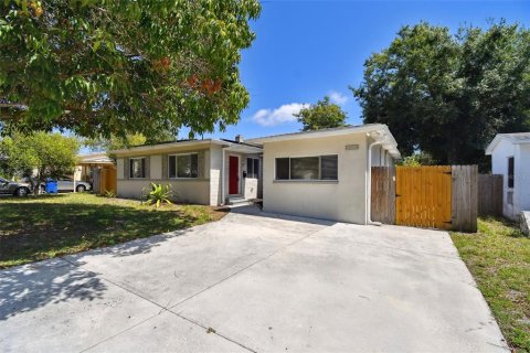 House in Saint Petersburg, Florida 4 bedrooms, 198.63 sq.m. № 1685058 - photo 5