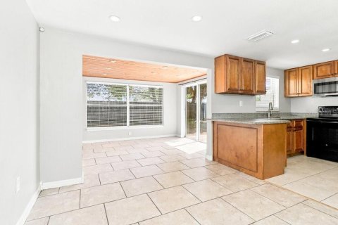 House in Port Richey, Florida 2 bedrooms, 91.97 sq.m. № 2393380 - photo 6