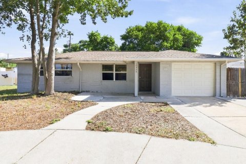 House in Port Richey, Florida 2 bedrooms, 91.97 sq.m. № 2393380