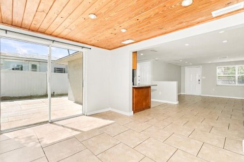 House in Port Richey, Florida 2 bedrooms, 91.97 sq.m. № 2393380 - photo 10