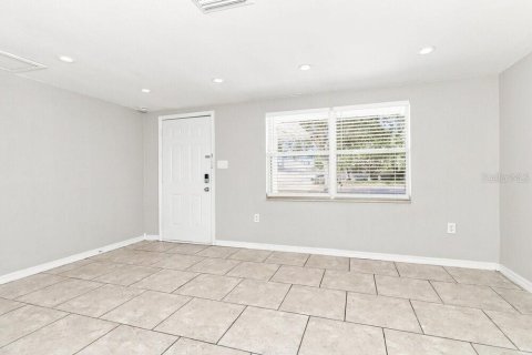 House in Port Richey, Florida 2 bedrooms, 91.97 sq.m. № 2393380 - photo 4