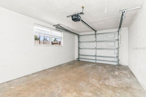 House in Port Richey, Florida 2 bedrooms, 91.97 sq.m. № 2393380 - photo 14