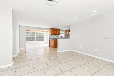 House in Port Richey, Florida 2 bedrooms, 91.97 sq.m. № 2393380 - photo 5