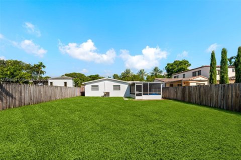 House in Miami Beach, Florida 3 bedrooms, 183.85 sq.m. № 1895389 - photo 4