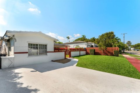 House in Miami Beach, Florida 3 bedrooms, 183.85 sq.m. № 1895389 - photo 8