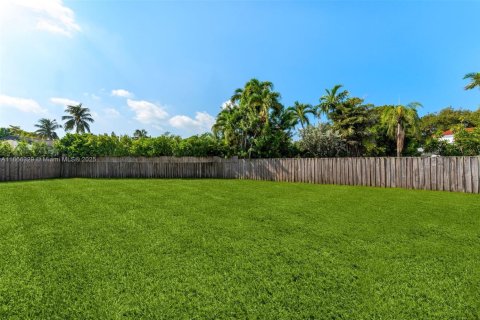 House in Miami Beach, Florida 3 bedrooms, 183.85 sq.m. № 1895389 - photo 11