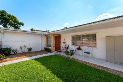 House in Miami Beach, Florida 3 bedrooms, 183.85 sq.m. № 1895389 - photo 9