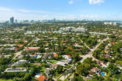 House in Miami Beach, Florida 3 bedrooms, 183.85 sq.m. № 1895389 - photo 15